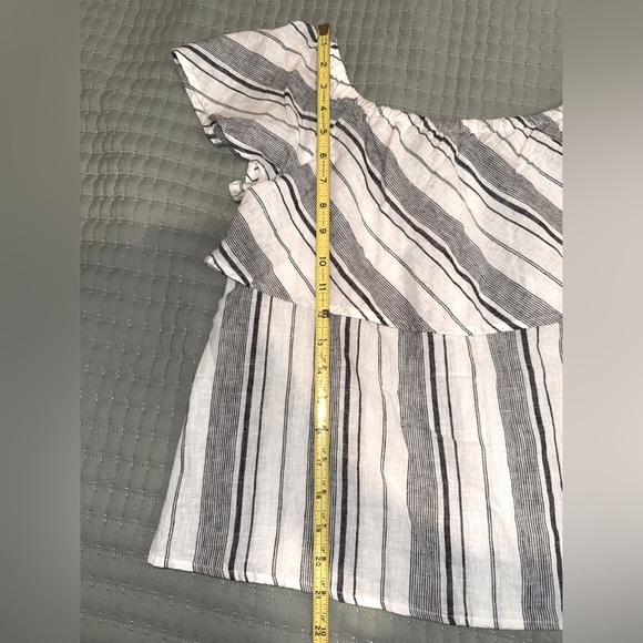 Saks Fifth Avenue Black grey and White Striped off the shoulder Blouse. Size M - Picture 8 of 9
